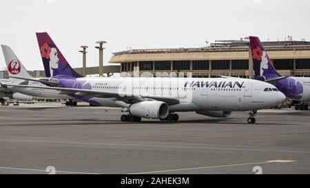Honolulu, Hawaii, USA. 20 Dez, 2019. Eine Hawaiian Airlines Airbus A330-200 (N 373 HA) wide-Body Jet Airliner Rollen zu einer ankunftshalle an Daniel K. Inouye International Airport (HNL), Honolulu, Hawaii. Credit: bayne Stanley/ZUMA Draht/Alamy leben Nachrichten Stockfoto