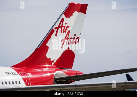 Honolulu, Hawaii, USA. 20 Dez, 2019. Logo und Farbgebung auf die Schwanzflosse eines AirAsia X Airbus A330-300 (9M-XBC) wide-Body Jet Airliner bei Daniel K. Inouye International Airport (HNL), Honolulu, Hawaii. Credit: bayne Stanley/ZUMA Draht/Alamy leben Nachrichten Stockfoto