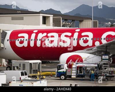 Honolulu, Hawaii, USA. 20 Dez, 2019. Ein AirAsia X Airbus A330-300 (9M-XBC) wide-Body Jet Airliner betankt wird und für die Abfahrt an Daniel K. Inouye International Airport (HNL), Honolulu, Hawaii vorbereitet. Credit: bayne Stanley/ZUMA Draht/Alamy leben Nachrichten Stockfoto