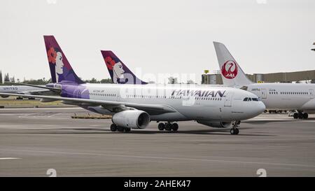 Honolulu, Hawaii, USA. 20 Dez, 2019. Eine Hawaiian Airlines Airbus A330-200 (N 373 HA) wide-Body Jet Airliner Rollen zu einer ankunftshalle an Daniel K. Inouye International Airport (HNL), Honolulu, Hawaii. Credit: bayne Stanley/ZUMA Draht/Alamy leben Nachrichten Stockfoto