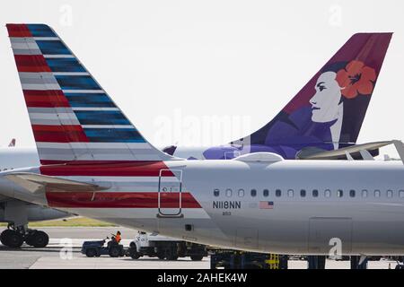 Honolulu, Hawaii, USA. 20 Dez, 2019. Amerikanische und Hawaiian Airlines Airbus Verkehrsflugzeuge an Daniel K. Inouye International Airport (HNL), Honolulu, Hawaii. Credit: bayne Stanley/ZUMA Draht/Alamy leben Nachrichten Stockfoto