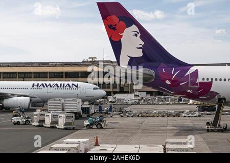 Honolulu, Hawaii, USA. 20 Dez, 2019. Hawaiian Airlines Airbus A330-200 wide-Body Jet Airliners an Daniel K. Inouye International Airport (HNL), Honolulu, Hawaii. Credit: bayne Stanley/ZUMA Draht/Alamy leben Nachrichten Stockfoto