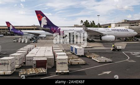 Honolulu, Hawaii, USA. 20 Dez, 2019. Eine Hawaiian Airlines Airbus A330-200 (N 385 HA) wide-Body Jet Airliner bei einer Ankunft/Abflug gate, Daniel K. Inouye International Airport (HNL), Honolulu, Hawaii. Credit: bayne Stanley/ZUMA Draht/Alamy leben Nachrichten Stockfoto