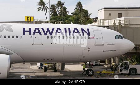 Honolulu, Hawaii, USA. 20 Dez, 2019. Eine Hawaiian Airlines Airbus A330-200 (N 385 HA) wide-Body Jet Airliner bei einer Ankunft/Abflug gate, Daniel K. Inouye International Airport (HNL), Honolulu, Hawaii. Credit: bayne Stanley/ZUMA Draht/Alamy leben Nachrichten Stockfoto