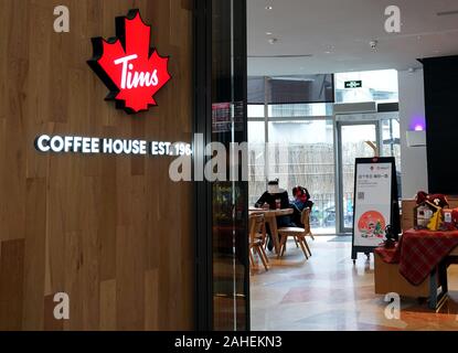 Shanghai. 25 Dez, 2019. Foto auf 25. Dez., 2019 genommen wird, zeigt der erste Store der Kanadischen Fast-Food-Restaurant kette Tim Hortons im Osten Chinas Shanghai eröffnet. Credit: Liu Ying/Xinhua/Alamy leben Nachrichten Stockfoto