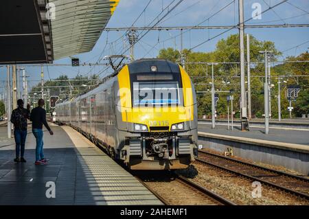 Brügge, Belgien - Oct 6, 2018. Ein Zug in den Bahnhof Brügge. Historische Stadt Brügge, die von der UNESCO zum Weltkulturerbe in Westflandern, Belgi Stockfoto