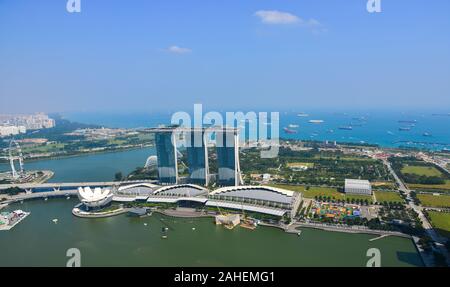 Singapur - Februar 9, 2018. Luftaufnahme über Singapur von Marina Bay Sands auf dem Dach. Singapur Wirtschaft ist als einer der freiesten und Innovativsten bekannt Stockfoto