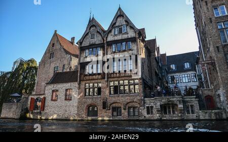 Brügge, Belgien - 5. Oktober 2018. Stadtbild der Altstadt von Brügge mit dem Kanal im sonnigen Tag. Brügge ist eine mittelalterliche Märchen Stadt und Belgien am meisten besuchte Stadt Stockfoto