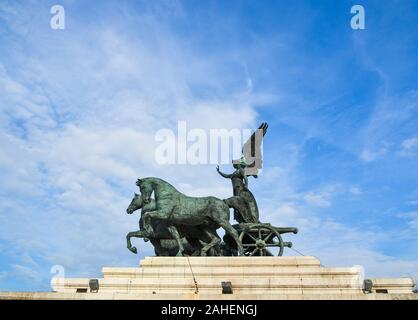 Statue der Göttin Victoria Reiten auf Quadriga auf der Oberseite der Denkmal für Vittorio Emanuele II in Rom, Italien. Stockfoto