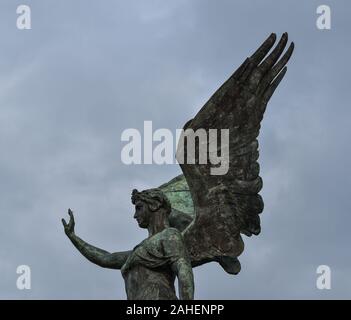 Statue der Göttin Victoria Reiten auf Quadriga auf der Oberseite der Denkmal für Vittorio Emanuele II in Rom, Italien. Stockfoto