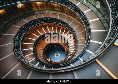 Vatikan - 16.Oktober 2018. Bramante Treppe in den Vatikanischen Museen. Die doppelhelix Treppe ist der berühmte Reiseziel von Vatikan und Roma. Stockfoto
