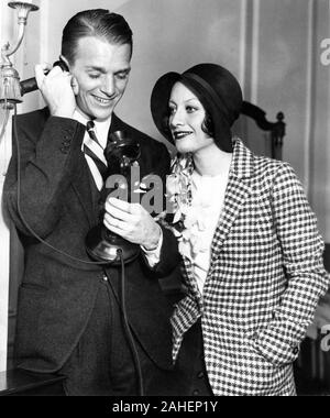 JOAN CRAWFORD mit ihrem ersten Mann DOUGLAS FAIRBANKS JR an der Blackstone Hotel in Chicago im Jahre 1930 Stockfoto