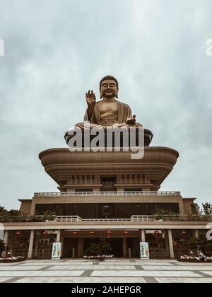 Kaohsiung, Taiwan - Mar 12, 2015. Big Buddha an Fo Guang Shan Pagode in Kaohsiung, Taiwan. Die Pagode ist der grösste buddhistische Kloster in Taiwan. Stockfoto