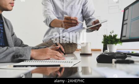 Schuß Programmierer und Web Designer arbeiten mit UX-UI-Entwicklung auf dem Computer und Tablet zugeschnitten. Stockfoto