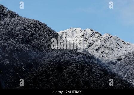 Schnee Stäube die Bäume auf Berge vor blauem Himmel Stockfoto