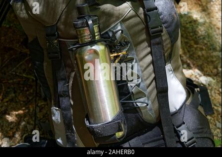 Ein Edelstahl Trinkflasche auf dem Rücken der Wanderrucksack. Stockfoto