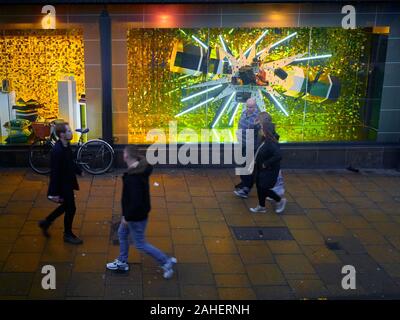 Shopping Fenster bei John Lewis, Cambridge, England, Weihnachten 2019. Stockfoto