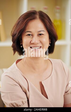 Portrait von glücklich ziemlich im mittleren Alter vietnamesische Frau an der Kamera lächeln Stockfoto