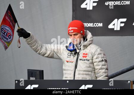 Oberstdorf, Deutschland. 28 Dez, 2019. Stefan HORNGACHER (Bundescoach), mit der Fahne - Gibt den Befehl für seine Brücken, single Bild, single Motiv ausschneiden, halb Bild, halb Abbildung. Skispringen, 68th Internationalen Vierschanzentournee 2019/20. Qualifizierung Eröffnung Wettbewerb in Oberstdorf, AUDI ARENA am 28 Dezember, 2019. | Verwendung der weltweiten Kredit: dpa/Alamy leben Nachrichten Stockfoto