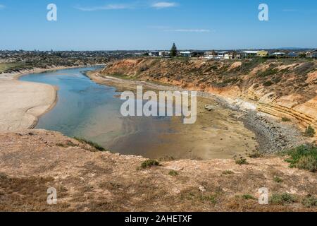 Die schöne Onkaparinga Fluss an einem sonnigen Tag bei Ebbe in Port Noarlunga South Australia am 19. November 2019 Stockfoto