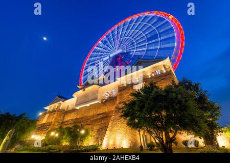 Sun wheel in Halong Park in Nacht, Quang Ninh Provinz, Vietnam Stockfoto