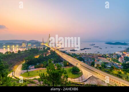 Bai Chay Brücke in Ha Long Stadt, Provinz Quang Ninh, Vietnam Stockfoto