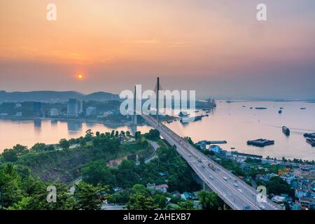 Bai Chay Brücke in Ha Long Stadt, Provinz Quang Ninh, Vietnam Stockfoto