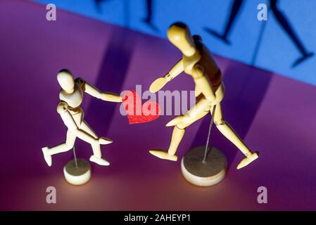 Zwei Männer halten ihre Herzen in ihren Händen. Auf einem blauen Hintergrund. Stockfoto