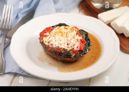 Portobello Pilze gefüllt mit Käse, Spinat und Tomaten/Paradeiser Stockfoto