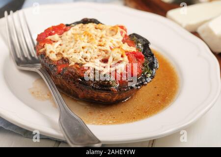 Portobello Pilze gefüllt mit Käse, Spinat und Tomaten/Paradeiser Stockfoto