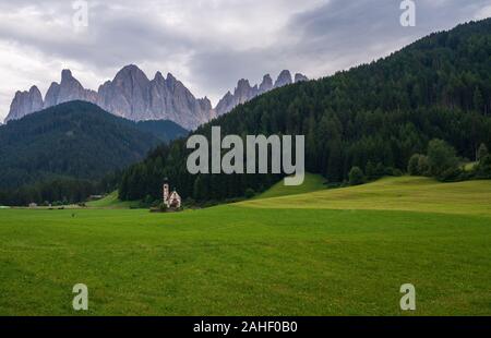 Die kleine Kirche St. Johann in Ranui, Südtirol. Stockfoto