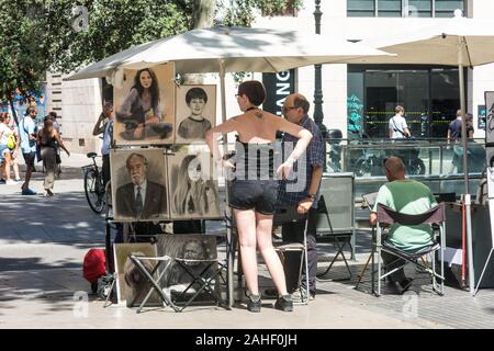 BARCELONA, SPANIEN - 16. Juni 2019: Künstler Stall den Verkauf von Drucken und Gemälden auf der Las Ramblas Fußgängerzone in Barcelona. Katalonien. Spanien Stockfoto