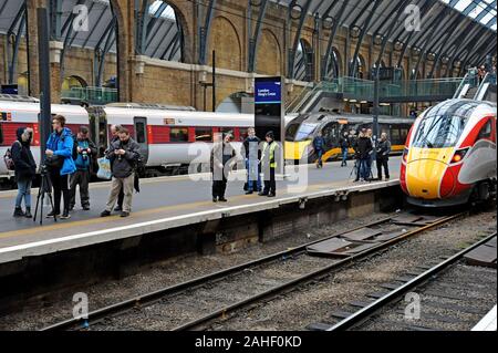 Rail Enthusiasten warten auf den letzten InterCity 125 am Bahnhof King's Cross Station mit modernen Azuma elektrische Züge im Hintergrund Stockfoto