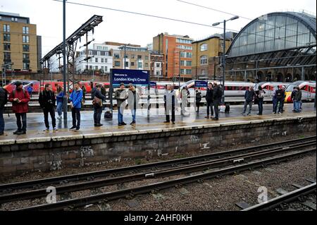 Rail Enthusiasten warten auf den letzten InterCity 125 am Bahnhof King's Cross Station mit modernen Azuma elektrische Züge im Hintergrund Stockfoto