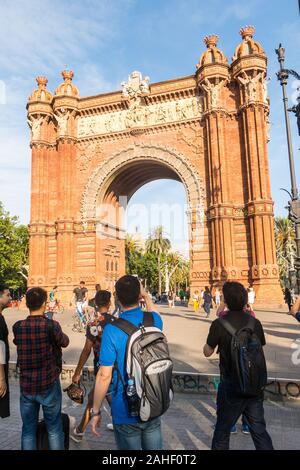 BARCELONA - 19. JUNI 2019: Fußgänger gehen und die Bilder vor der erstaunlichen Bogen der Triumphbogen, in Barcelona, Spanien, Europa Stockfoto