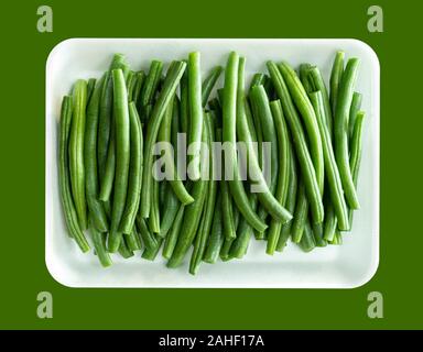 Weiße Schale mit frischen grünen String Bean Heap, Ansicht von oben geschossen Stockfoto