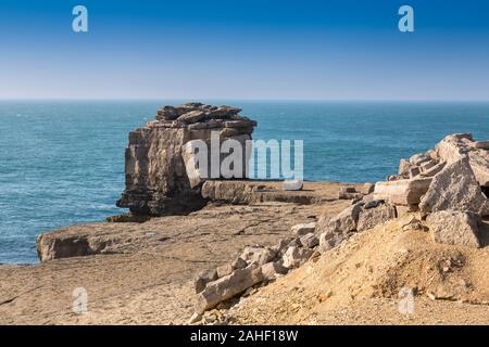 Die dramatische und isolierten Pulpit Rock bei Portland Bill, Dorset, England, Großbritannien Stockfoto