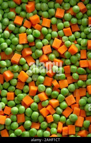 Organische frische grüne Erbsen und Karotten Salat Muster Hintergrund Stockfoto