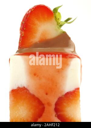 Strawberry Cheesecake auf weißem Hintergrund Stockfoto