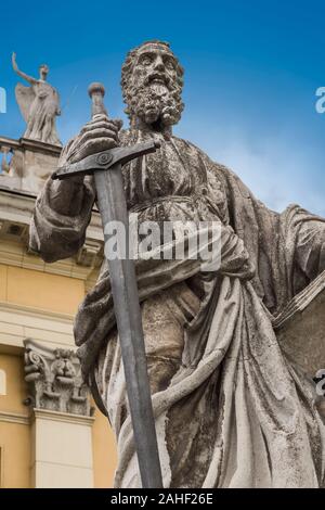 Die Skulptur des Apostels Paul zur Basilika St. Johannes des Apostels und Evangelisten, St. Michael und die Unbefleckte Empfängnis in Eger Stockfoto