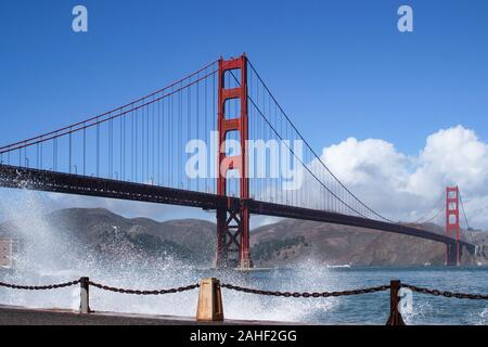 Wellen brechen sich an der Böschung mit internationalen orange Golden Gate Bridge in San Francisco, Vereinigte Staaten von Amerika Stockfoto