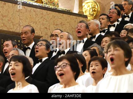 Tokio, Japan. 29 Dez, 2019. 220 amateur Chorus Gruppe Mitglieder durch Beethovens Symphonie Nr. 9 "Choral" Ende Jahr Käufer auf der 35. jährlichen Konzert auf dem Mitsukoshi Kaufhaus in Tokio am Sonntag zu gewinnen, 29. Dezember 2019. Credit: Yoshio Tsunoda/LBA/Alamy leben Nachrichten Stockfoto