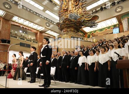 Tokio, Japan. 29 Dez, 2019. 220 amateur Chorus Gruppe Mitglieder durch Beethovens Symphonie Nr. 9 "Choral" Ende Jahr Käufer auf der 35. jährlichen Konzert auf dem Mitsukoshi Kaufhaus in Tokio am Sonntag zu gewinnen, 29. Dezember 2019. Credit: Yoshio Tsunoda/LBA/Alamy leben Nachrichten Stockfoto