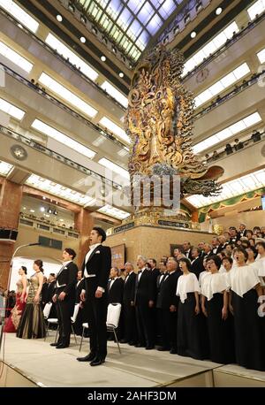 Tokio, Japan. 29 Dez, 2019. 220 amateur Chorus Gruppe Mitglieder durch Beethovens Symphonie Nr. 9 "Choral" Ende Jahr Käufer auf der 35. jährlichen Konzert auf dem Mitsukoshi Kaufhaus in Tokio am Sonntag zu gewinnen, 29. Dezember 2019. Credit: Yoshio Tsunoda/LBA/Alamy leben Nachrichten Stockfoto