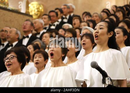 Tokio, Japan. 29 Dez, 2019. 220 amateur Chorus Gruppe Mitglieder durch Beethovens Symphonie Nr. 9 "Choral" Ende Jahr Käufer auf der 35. jährlichen Konzert auf dem Mitsukoshi Kaufhaus in Tokio am Sonntag zu gewinnen, 29. Dezember 2019. Credit: Yoshio Tsunoda/LBA/Alamy leben Nachrichten Stockfoto