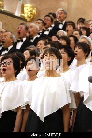 Tokio, Japan. 29 Dez, 2019. 220 amateur Chorus Gruppe Mitglieder durch Beethovens Symphonie Nr. 9 "Choral" Ende Jahr Käufer auf der 35. jährlichen Konzert auf dem Mitsukoshi Kaufhaus in Tokio am Sonntag zu gewinnen, 29. Dezember 2019. Credit: Yoshio Tsunoda/LBA/Alamy leben Nachrichten Stockfoto