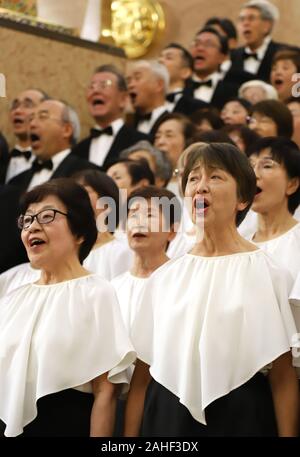 Tokio, Japan. 29 Dez, 2019. 220 amateur Chorus Gruppe Mitglieder durch Beethovens Symphonie Nr. 9 "Choral" Ende Jahr Käufer auf der 35. jährlichen Konzert auf dem Mitsukoshi Kaufhaus in Tokio am Sonntag zu gewinnen, 29. Dezember 2019. Credit: Yoshio Tsunoda/LBA/Alamy leben Nachrichten Stockfoto