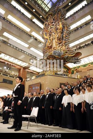 Tokio, Japan. 29 Dez, 2019. 220 amateur Chorus Gruppe Mitglieder durch Beethovens Symphonie Nr. 9 "Choral" Ende Jahr Käufer auf der 35. jährlichen Konzert auf dem Mitsukoshi Kaufhaus in Tokio am Sonntag zu gewinnen, 29. Dezember 2019. Credit: Yoshio Tsunoda/LBA/Alamy leben Nachrichten Stockfoto