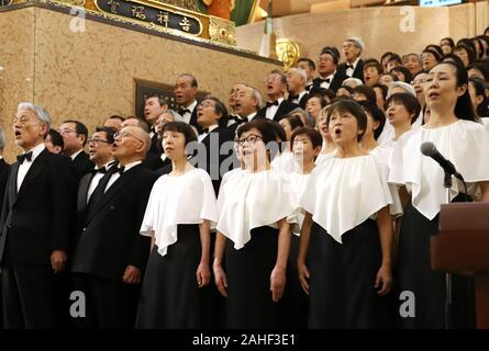 Tokio, Japan. 29 Dez, 2019. 220 amateur Chorus Gruppe Mitglieder durch Beethovens Symphonie Nr. 9 "Choral" Ende Jahr Käufer auf der 35. jährlichen Konzert auf dem Mitsukoshi Kaufhaus in Tokio am Sonntag zu gewinnen, 29. Dezember 2019. Credit: Yoshio Tsunoda/LBA/Alamy leben Nachrichten Stockfoto