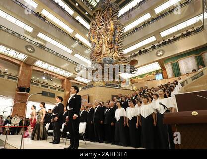 Tokio, Japan. 29 Dez, 2019. 220 amateur Chorus Gruppe Mitglieder durch Beethovens Symphonie Nr. 9 "Choral" Ende Jahr Käufer auf der 35. jährlichen Konzert auf dem Mitsukoshi Kaufhaus in Tokio am Sonntag zu gewinnen, 29. Dezember 2019. Credit: Yoshio Tsunoda/LBA/Alamy leben Nachrichten Stockfoto